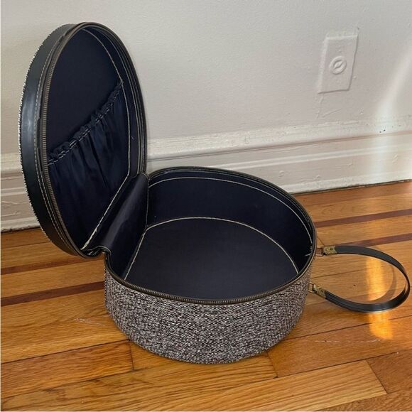 ♥️ Vintage Tweed 1950s Round Suitcase/Hat Box - Picture 11 of 11